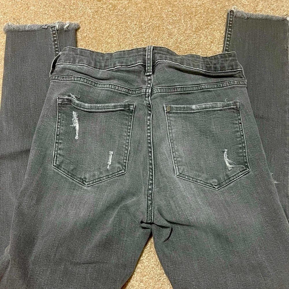 Pre-owned H&M women's jeans, used but in good condition